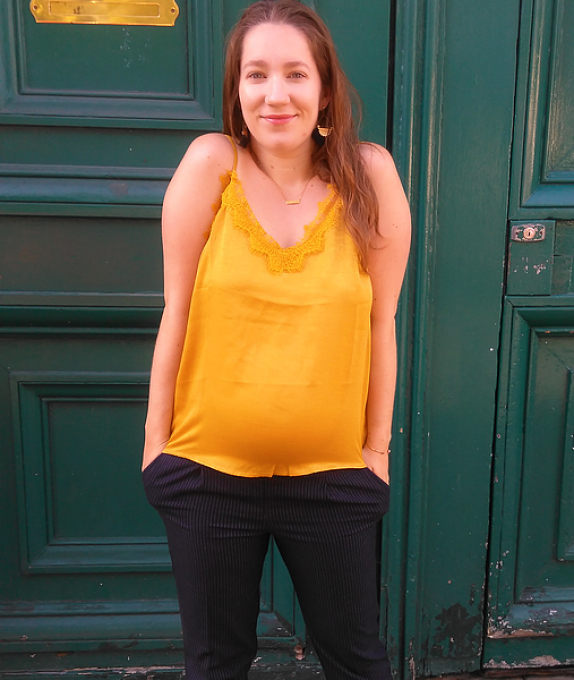Top satiné en dentelle moutarde Kate