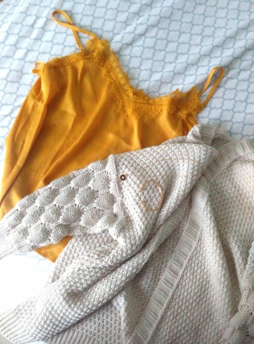Top satiné en dentelle moutarde Kate