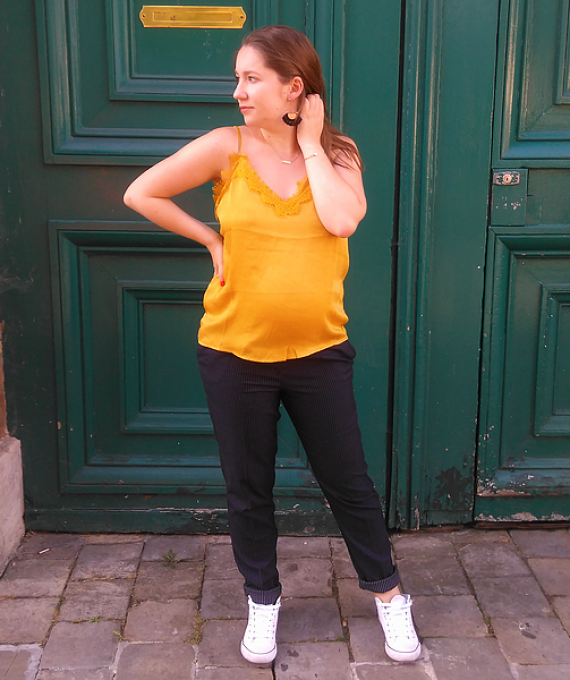 Top satiné en dentelle moutarde Kate