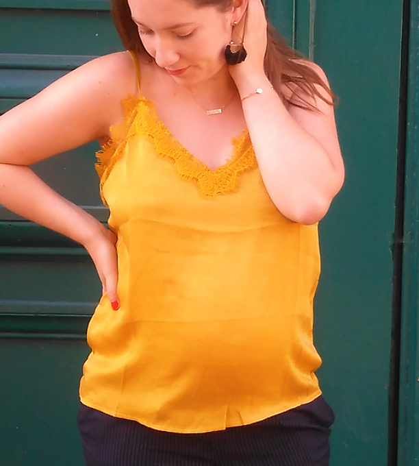 Top satiné en dentelle moutarde Kate