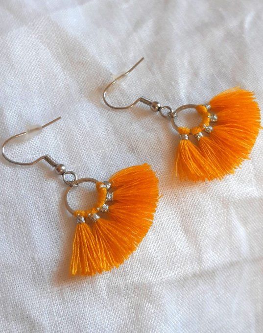 Boucles pompons ocre/argentée Capucine