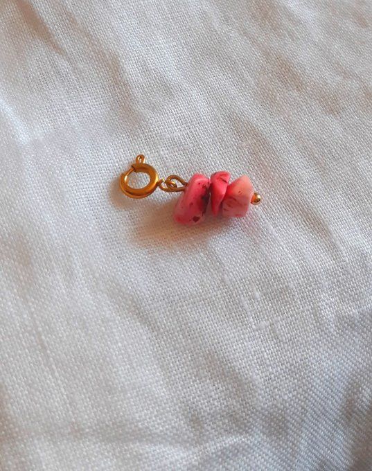 Charm acier doré pierres fushia Rosa