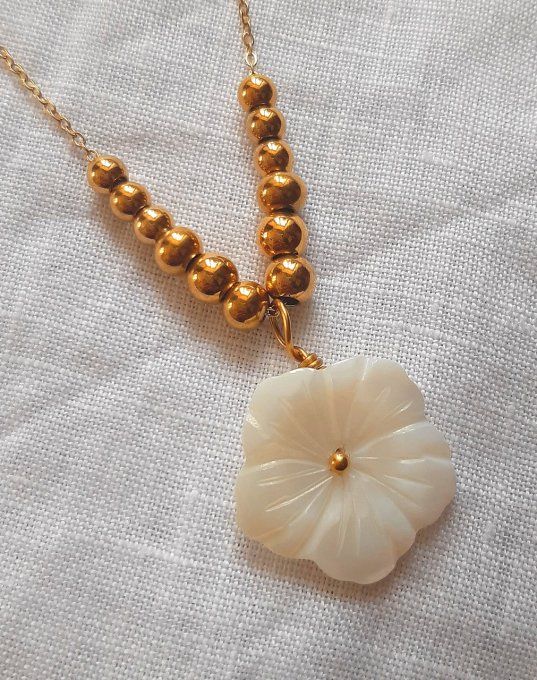 Collier acier doré nacre Tiaré
