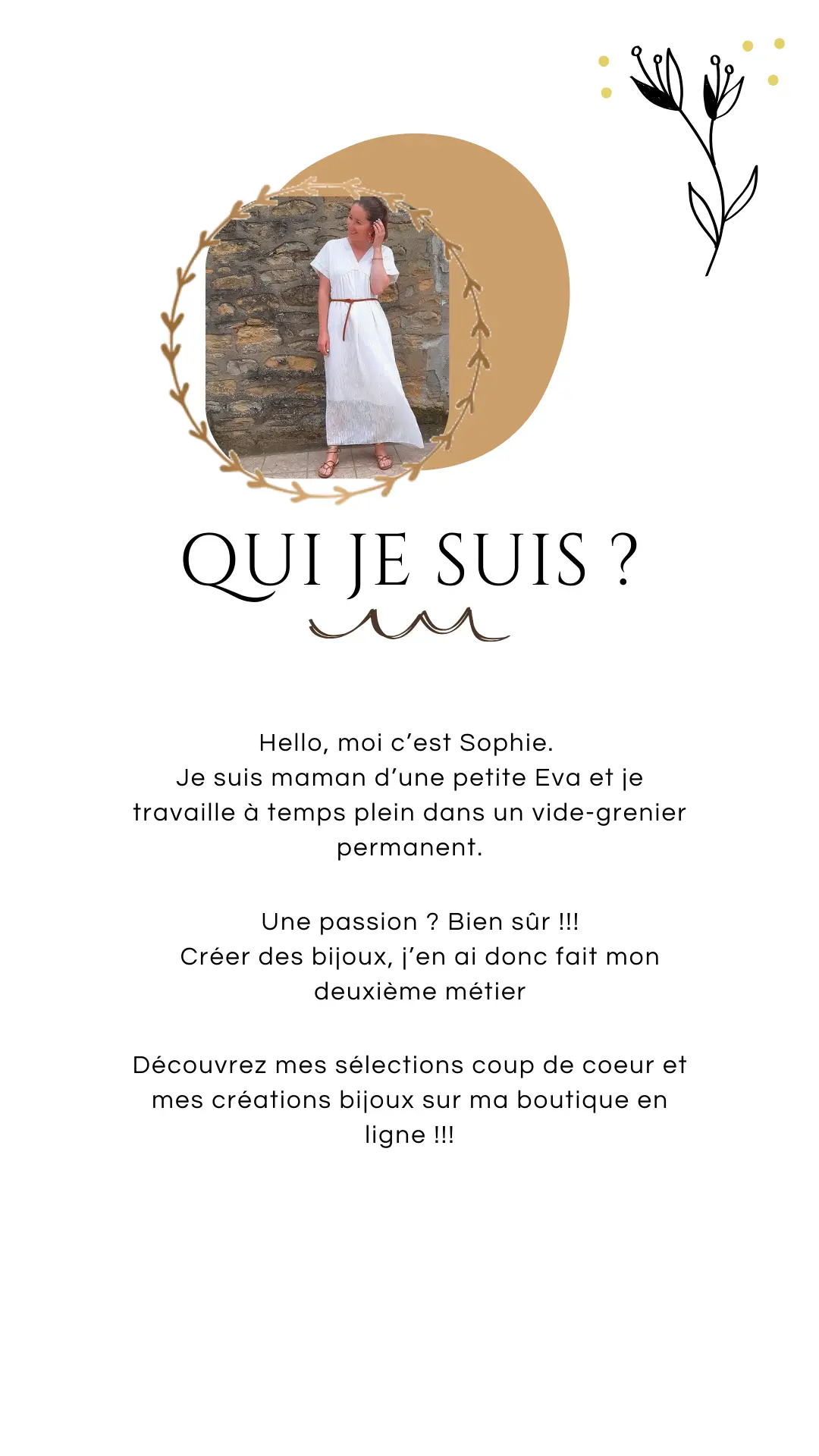 Hellosophie, créatrice de bijoux, souriante dans son atelier de bijoux artisanaux